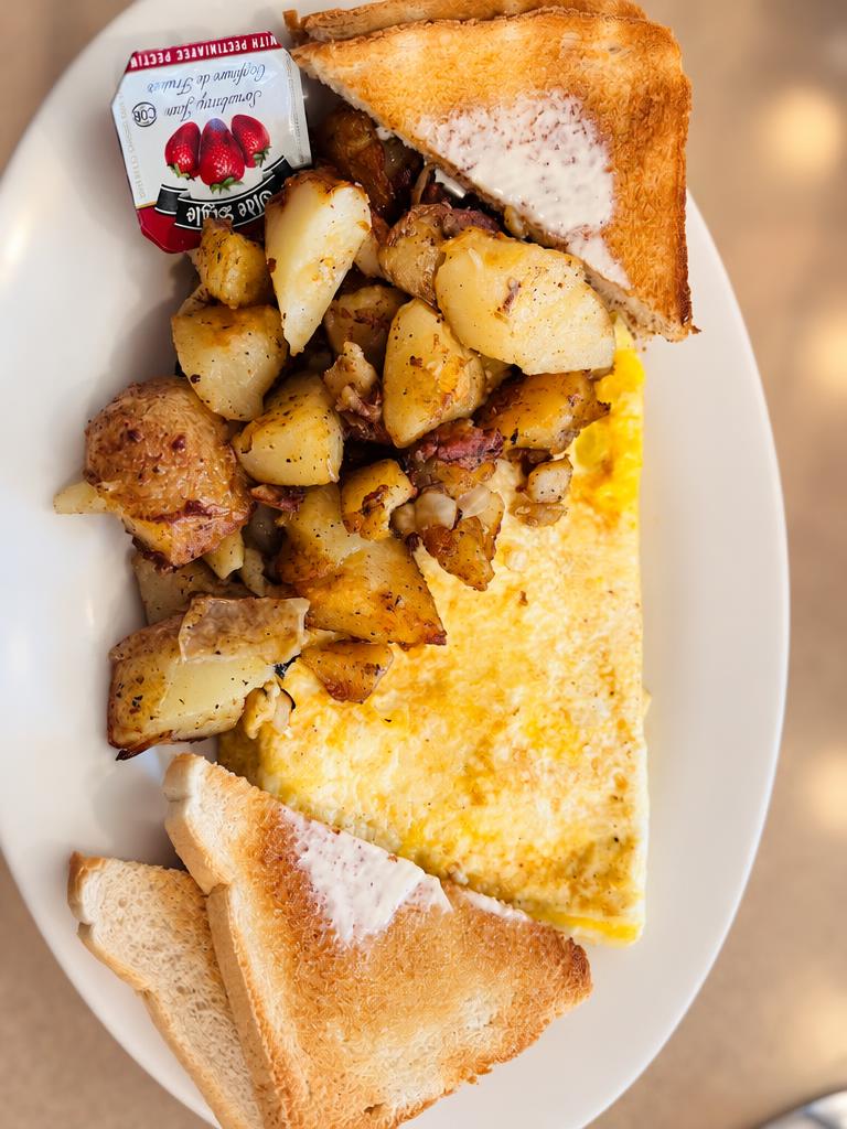 Omelette with home fries and toast